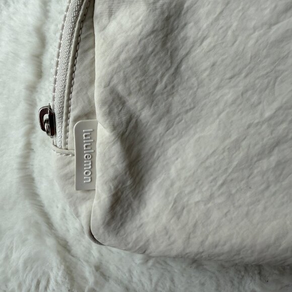 Lululemon Everywhere Belt Bag White Opal Large 2L - Picture 4 of 7
